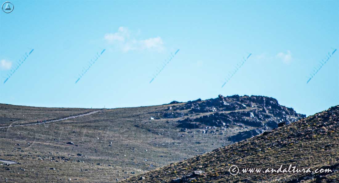 Alto del Chorrillo y montañeros hacia el Refugio Poqueira