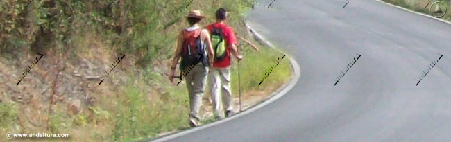 Senderistas por tramo de carretera en el Gran Recorrido GR240 Sendero Sulayr