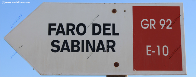 Señal indicativa del E10 GR92 dirección al Faro del Sabinar