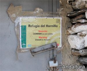 Cartel del Refugio del Hornillo cerrado durante una de las obras realizadas
