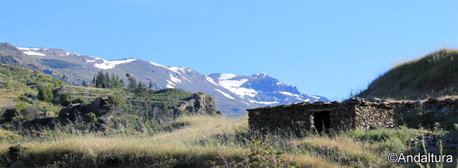 Cortijos abandonados en el Valle de Lanjarón, al fondo el Cerro del Caballo
