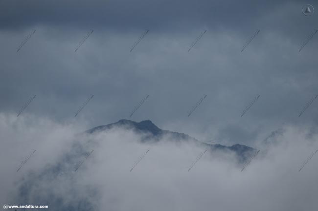 Caminando entre nubes en el Gran Recorrido Sendero Sulayr GR240