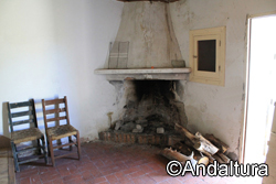 Interior y chimenea del Refugio Casas de Tello