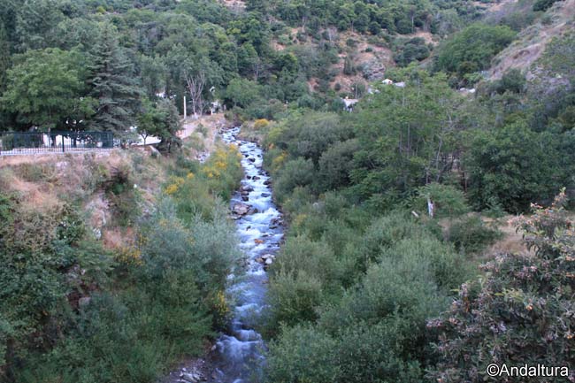 Río Lanjarón a su paso por la localidad de Lanjarón
