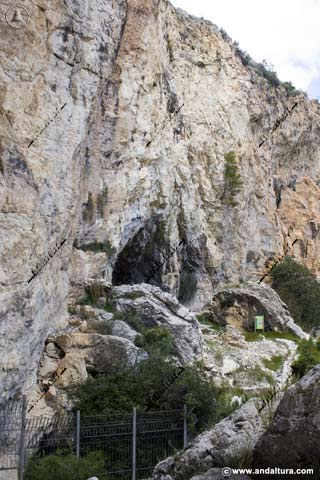 Cueva de Ambrosio desde el Arroyo del Moral