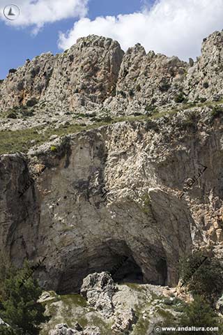 Paredes verticales en la Cueva de Ambrosio