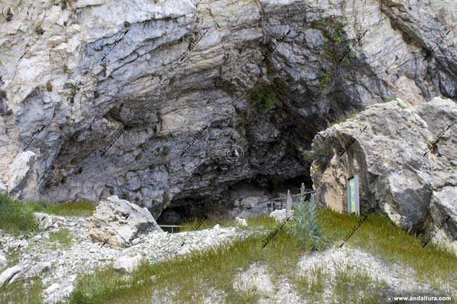 Entrada a la Cueva de Ambrosio