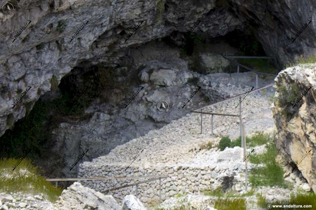 Detalle interior de la Cueva de Ambrosio