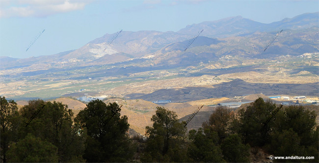 Vista de lejos del Monumento Natural Piedra Lobera