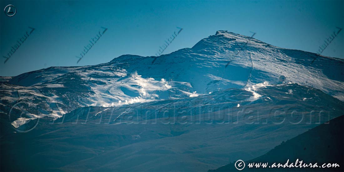 Produciendo nieve artificial al comienzo de la Temporada 2023-2024 en la Estación de Esquí Sierra Nevada