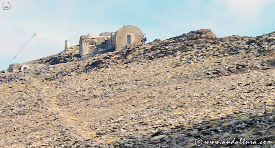 Montañeros en la Puerta del Refugio Elorrieta