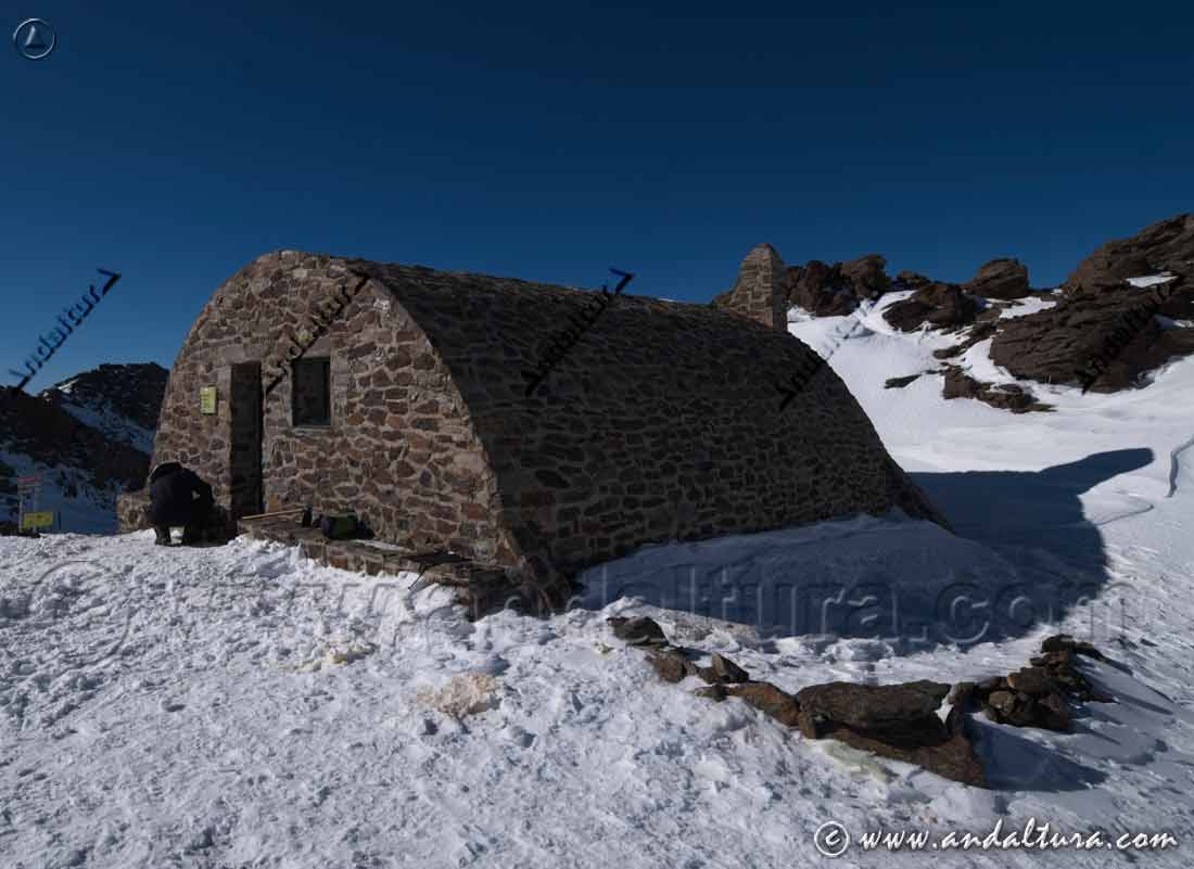Refugio-Vivac de la Carihuela y corraleta cubierta de nieve