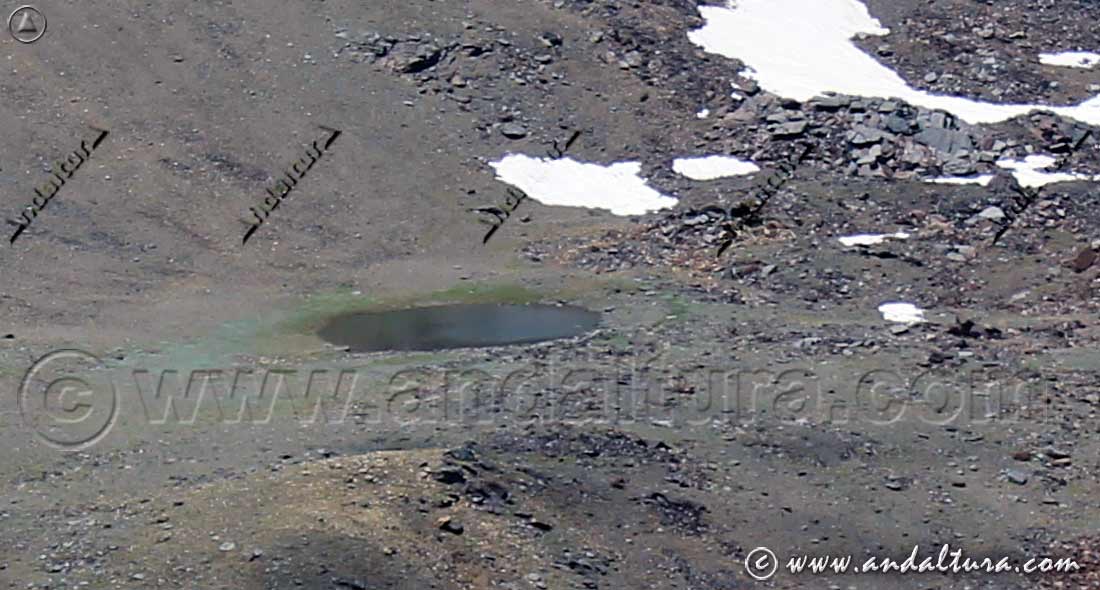 Cubeta llena de la Laguna de la Mojonera - Lagunas de Sierra Nevada