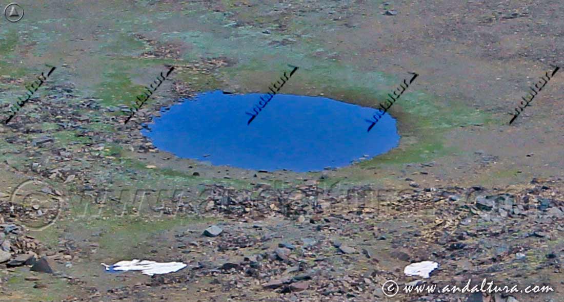 Cubeta llena de la Laguna de la Mojonera - Lagunas de Sierra Nevada