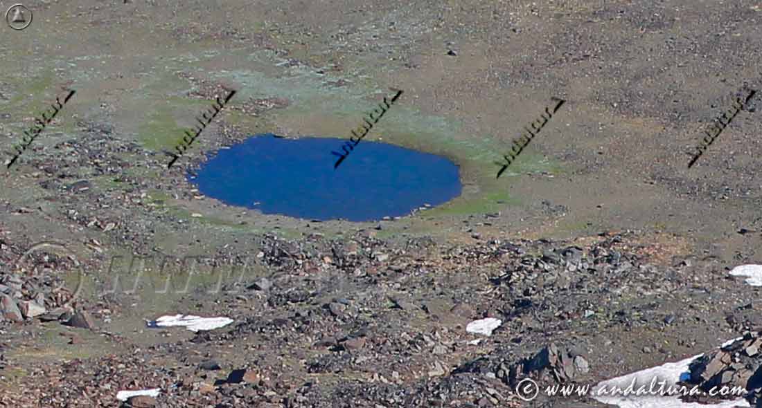 Laguna de la Mojonera llena de agua - Lagunas de Sierra Nevada