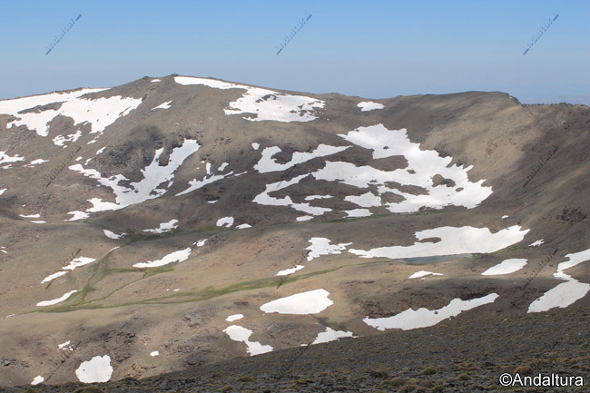 Valle y deshielo en las Lagunas del río Juntllas