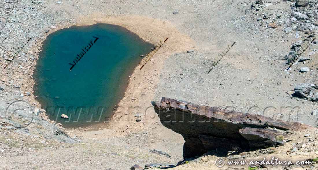 Laguna de la Caldera a finales del Verano - Laguna de Sierra Nevada en Capileria - Cuenca Glaciar del río Mulhacén - Parque Nacional de Sierra Nevada
