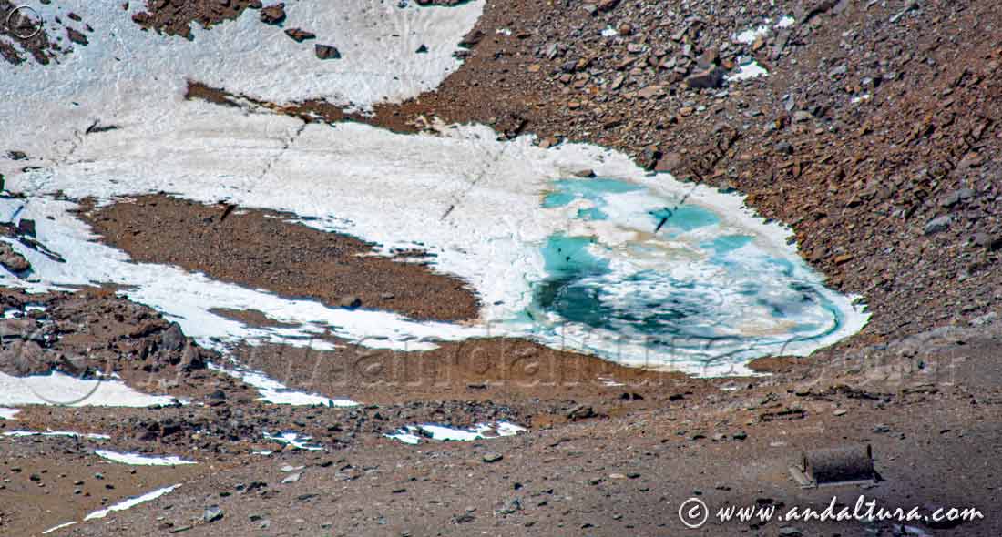 Deshielo en la Laguna de la Caldera - Tonalidades del hielo en las Lagunas de Sierra Nevada - Refugio-Vivac de la Caldera - Lagunas y Refugios de Sierra Nevada