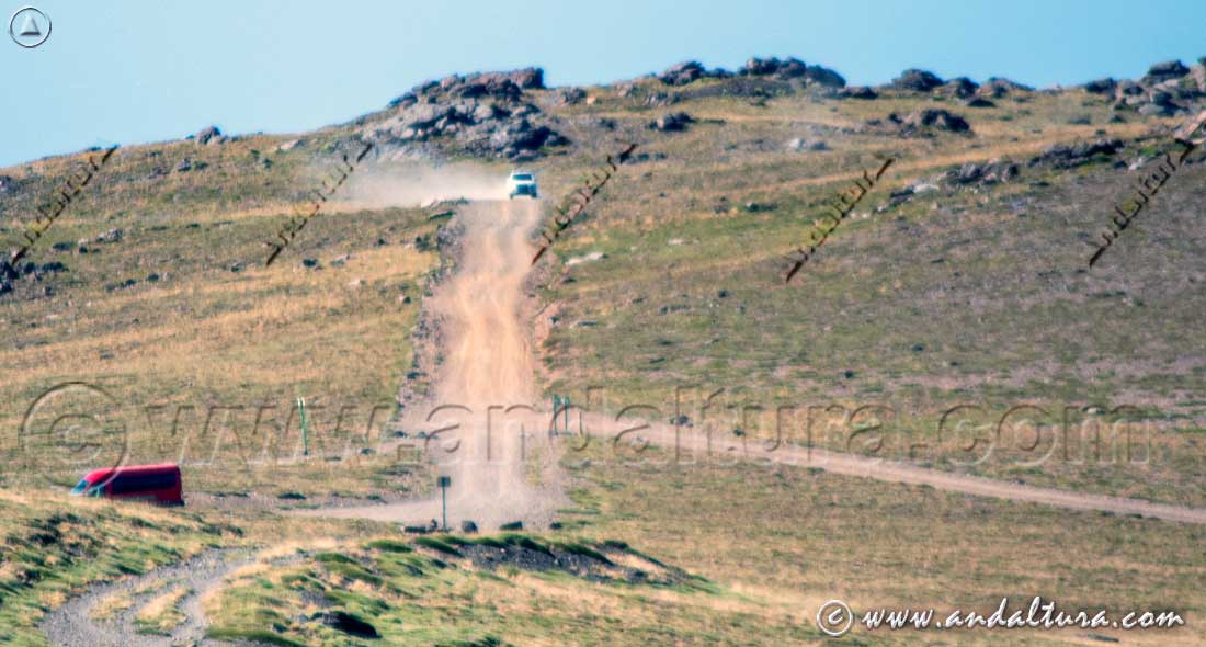 Lanzadera del SIAC y vehículo de los Agentes Forestales de Sierra Nevada en el Alto del Chorrillo - Parque Nacional de Sierra Nevada