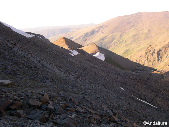 Lagunillos de Juego de Bolos y al fondo los Prados de Vacares - Lagunas del Valle del río Valdecasillas - Lagunas de Sierra Nevada en Güéjar-Sierra - Parque Nacional de Sierra Nevada