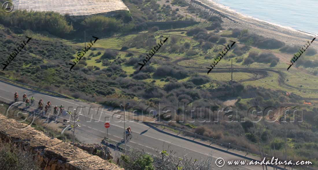 Ciclistas en la carretera de la costa junto a la Playa de Balanegra