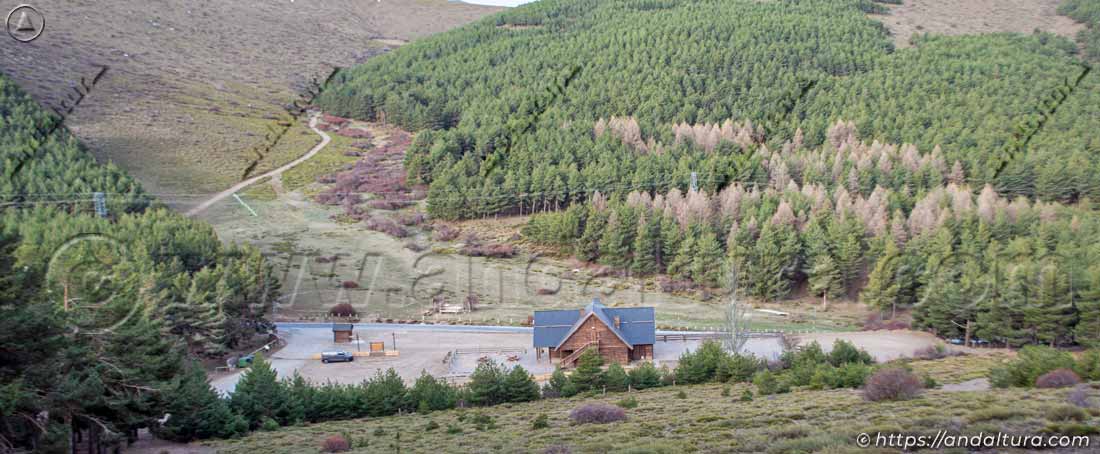 Albergue y aparcamiento del Puerto de la Ragua