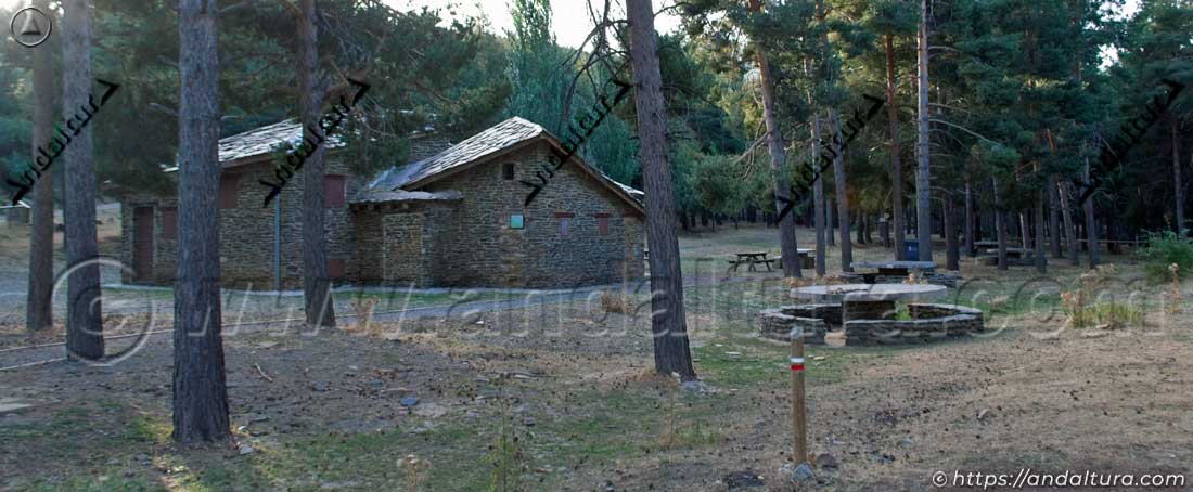 Estacas de los Grandes Recorridos por el Puerto de la Ragua en el Área Recreativa, junto al Punto de Información del Puerto de la Ragua