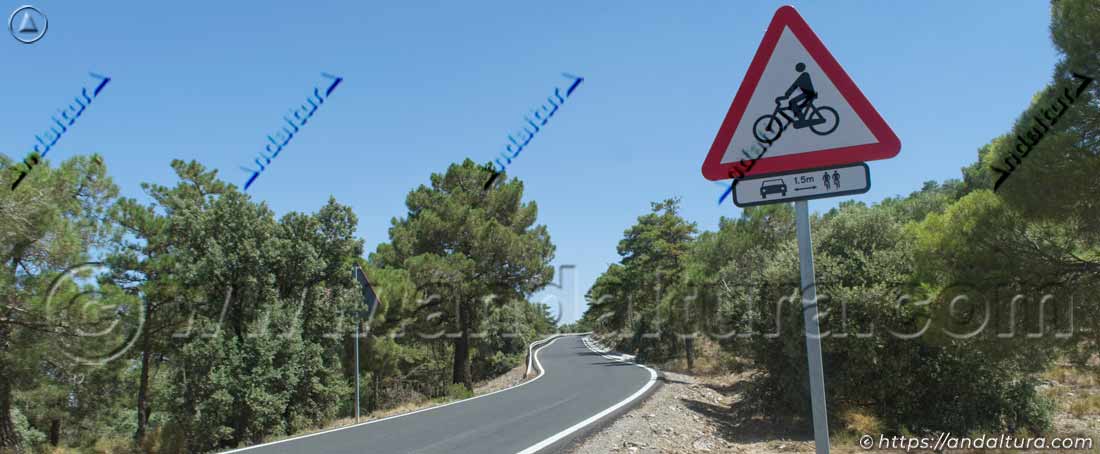 Carretera A-337 al Puerto de la Ragua - Circule con precaución ante los ciclistas que suben el Puerto de Montaña