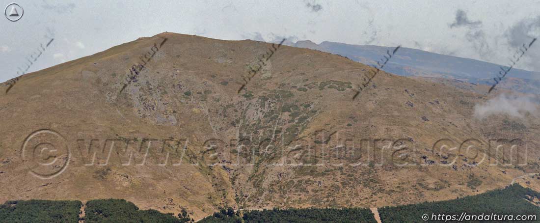 Chullo y Cerro del Almirez, al fondo, desde el Morrón del Hornillo