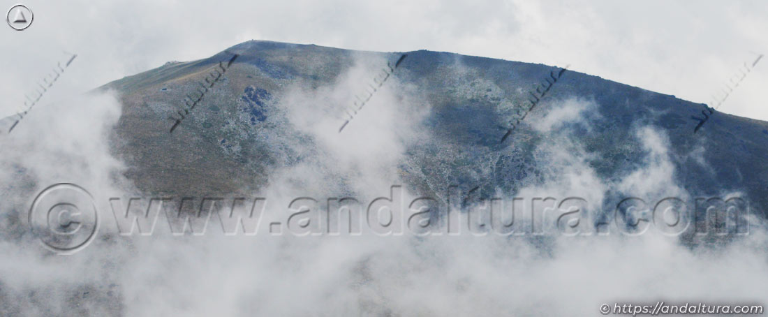 Chullo entre nubes desde el Morrón del Hornillo