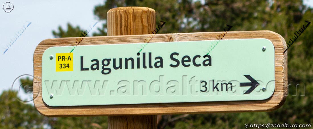 Cartel direccional del Pequeño Recorrido PRA-334 del Puerto de la Ragua a Lagunilla Seca
