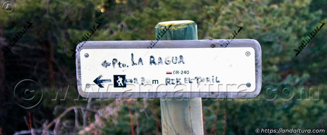Cartel direccional del Gran Recorrido Sulayr GR-240 hacia el Refugio el Toril y el Puerto de la Ragua