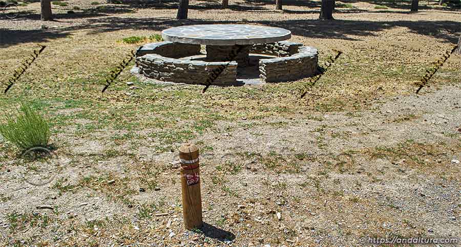 Estaca del Gran REcorrido E4 / GR7 en el Área Recreativa del Puerto de la Ragua