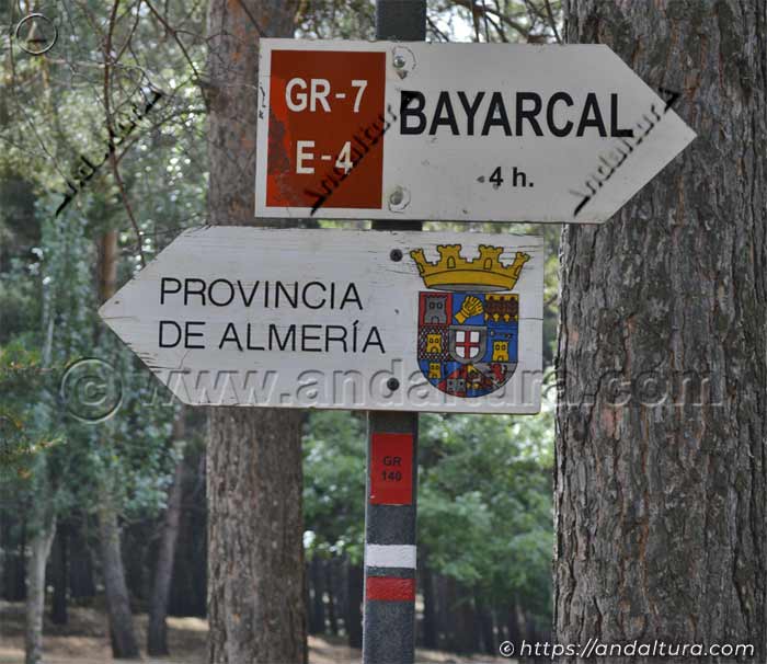 Señal de la dirección del Gran recorrido E4 / GR7 y del GR140 en el Puerto de la Ragua hacia Bayárcal - Provincia de Almería