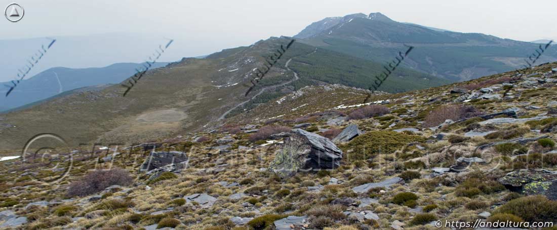 Lagunilla Seca y el Cerro del Almirez desde la ruta ascendiendo al Chullo