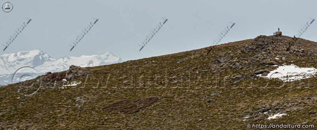 Mulhacén y Alcazaba, al fondo, en primer plano Montañeros en el Vértice Geodésico Chullo - Techo de Almería