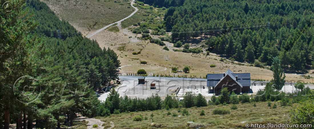 Albergue y aparcamiento del Puerto de la Ragua