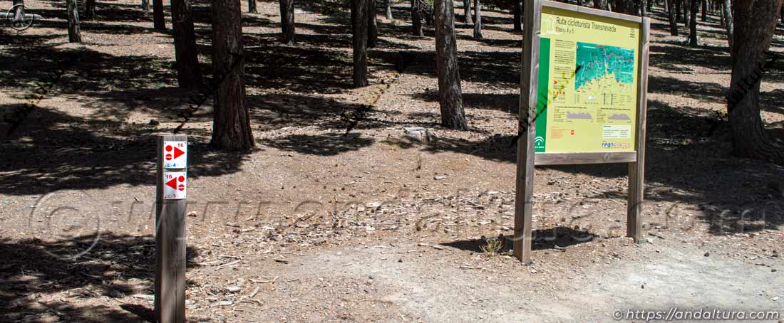 Cartel informativo y señal direccional de la Ruta BTT y Cicloturista Transnevada en el Puerto de la Ragua - Sierra Nevada