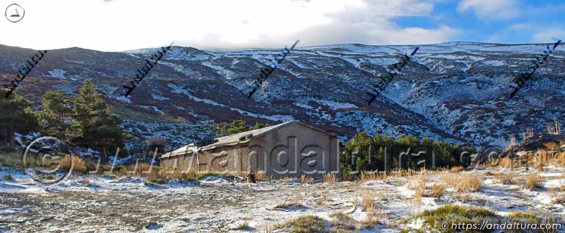 Chullo y Refugio del Toril junto al trazado del Gran Recorrido GR240 Sendero Sulayr hacia el Puerto de la Ragua