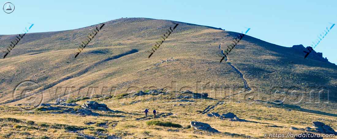 Senderistas afrontando la última rampa para coronar el Chullo, el Techo de Almería