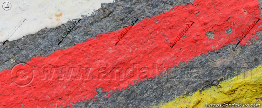Señal pintada en roca de los Senderos homologados de Gran Recorrido y Pequeño Recorrido en el Puerto de la Ragua