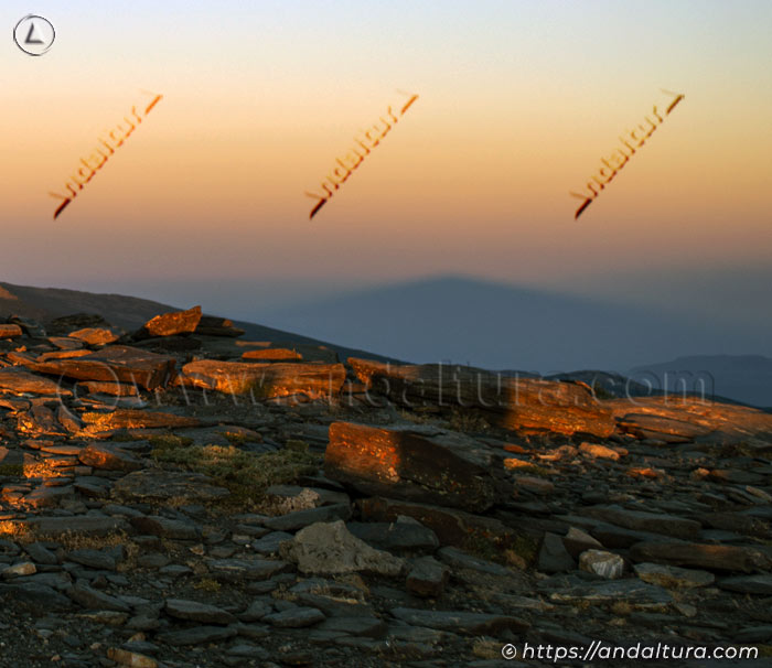 Sombra del Chullo al amanecer sobre la Alpujarra