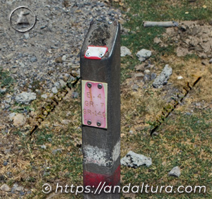 Estaca compartida de los Grandes Recorridos E4 / GR7 y GR140 junto al Mirador de los Prados de la Ragua