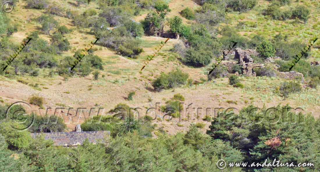 Ruinas de la Venta Ferreira y tejado del Refugio Venta del Puerto - Gran Recorrido E4 / GR7 al Puerto de la Ragua