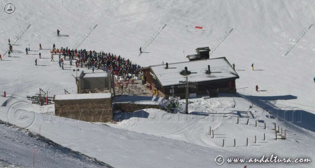 Cola de acceso al antiguo edificio del Telesilla Stadium, junto a los restos, a modo de monumento, del Telesilla Genil - Área Río Monachil