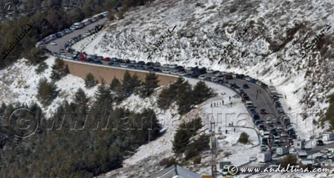 Aglomeraciones y retenciones en el acceso medio a la Urbanización de Pradollano, bajo el CAR Sierra Nevada
