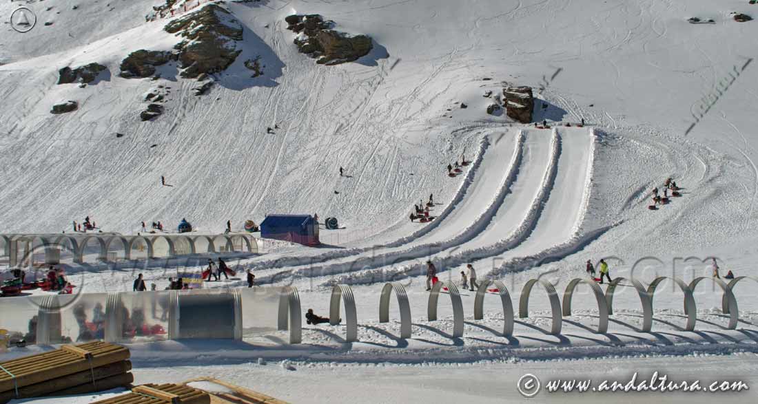 Zona de toboganes junto al Alfombra que lleva varios años sin usarse - Área borreguiles