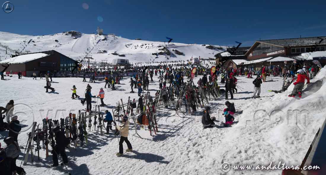Ambiente en pistas en la Estación de Esquí de Sierra Nevada - Área Borreguiles