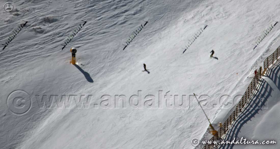 Paravientos y distintos tipos de cañones de nieve artificial en las pistas preparadas de la Estación de Esquí Sierra Nevada