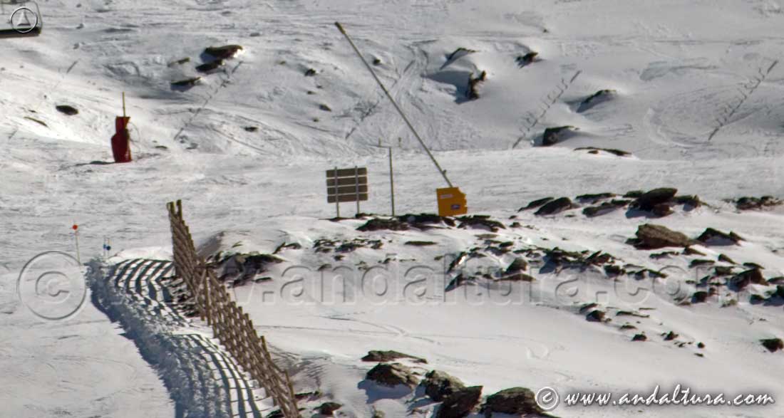 Cañones de nieve, paravientos y señales en pista en el Área Veleta